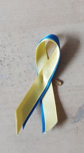 Kath made ribbon pins for Ukraine 